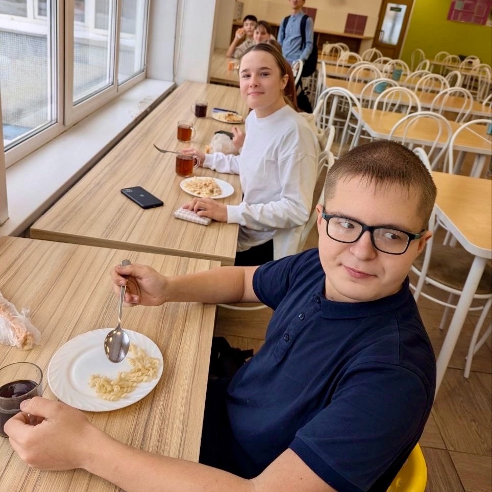 Проверяем меню школьной столовой.