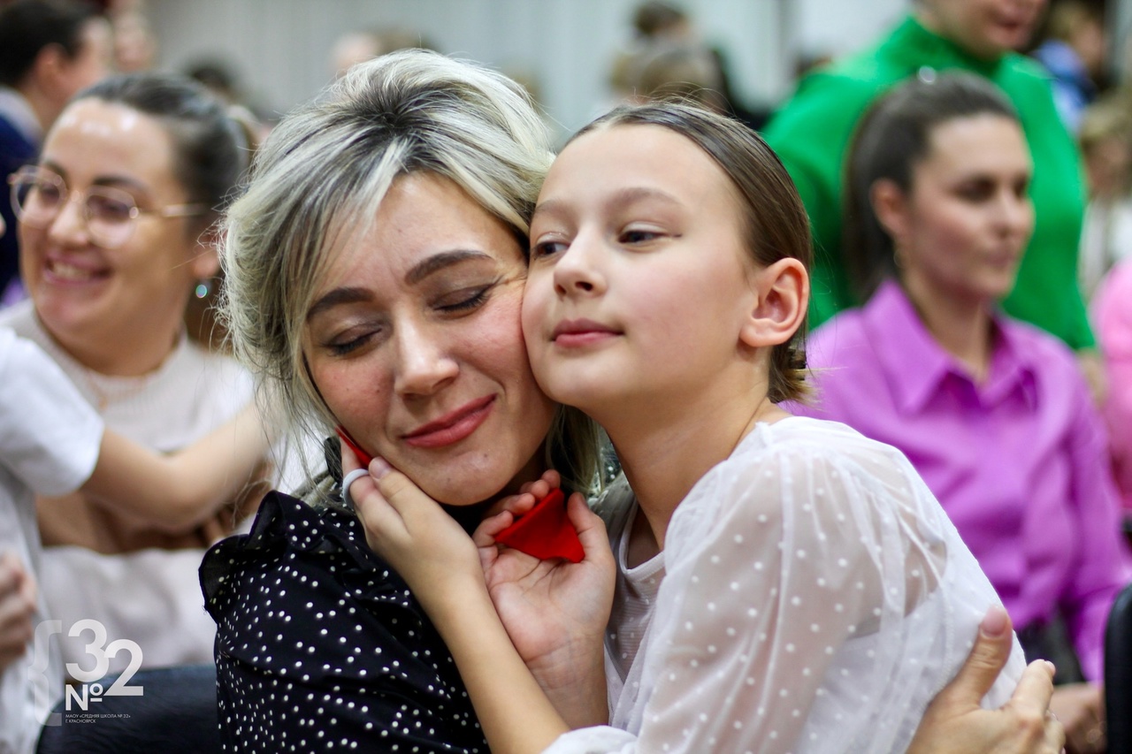 Рассказываем как прошел концерт ко Дню матери в нашей школе.