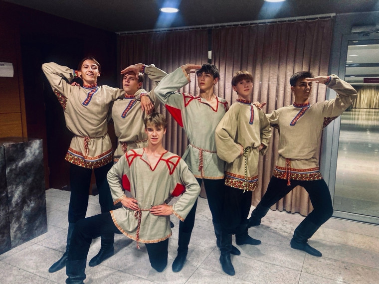 Ученики школы — артисты театрализованного представления «Победа рождалась на фронте, оружие ковалось в тылу!» на телеканале «Енисей».