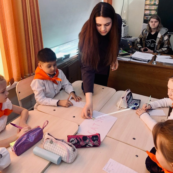 Ученики начальной школы приняли участие в математической игре на знание геометрического материала и величин.